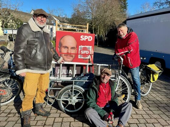 Die roten Radler mit dem Plakatmobil: Plakatieren geht auch ohne Auto !